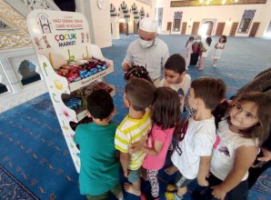Camiyi sevdirmek için Çocuklara market açtı